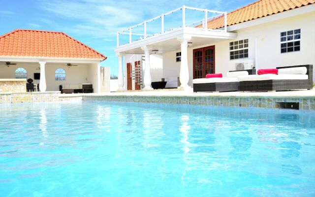 Jolie Villa