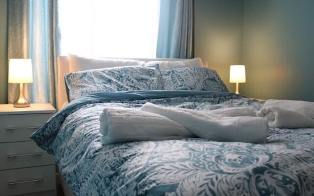 12 Guests 5-bedroom House in Central Birmingham