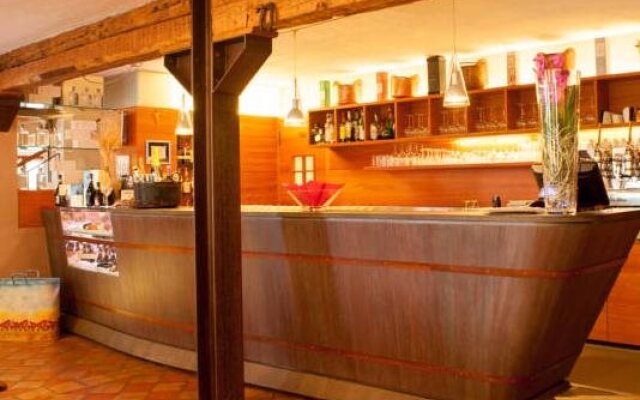 Elliot Osteria e Dormire in collina