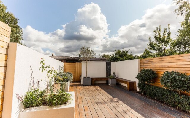 Modern 3 Bed Home in trendy Cambridge suburb