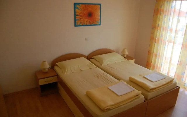 Marti - Free Parking and Grill - A3 - Sunce