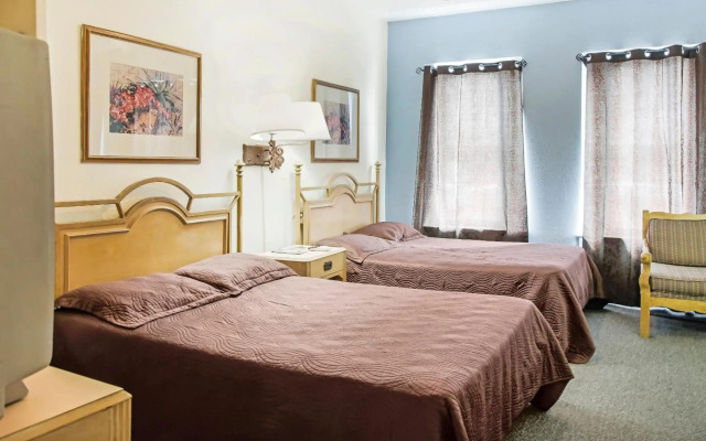 OYO Cameron Historic Hotel Brownsville I-69E