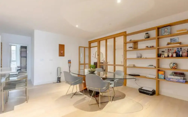 Charm & Convenience 3 Bed Near Excel London