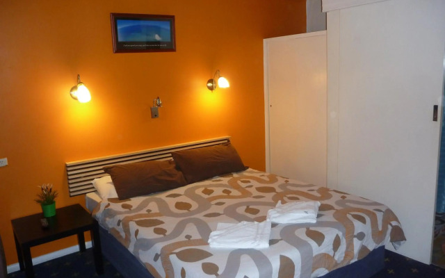 Adelaide Travellers Inn - Hostel