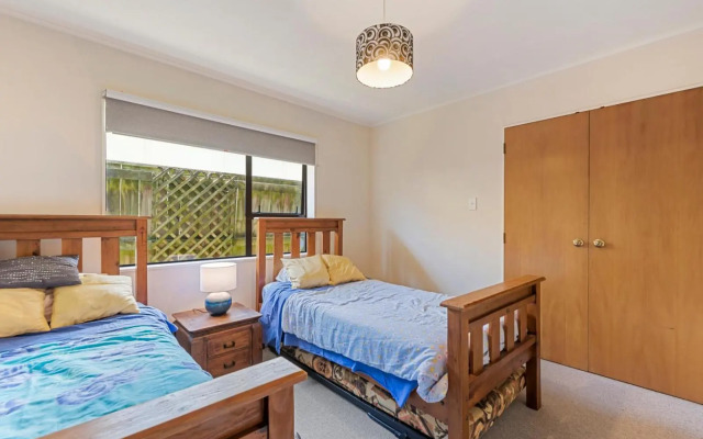 Island View Beach House - Paraparaumu Beach Holiday Home
