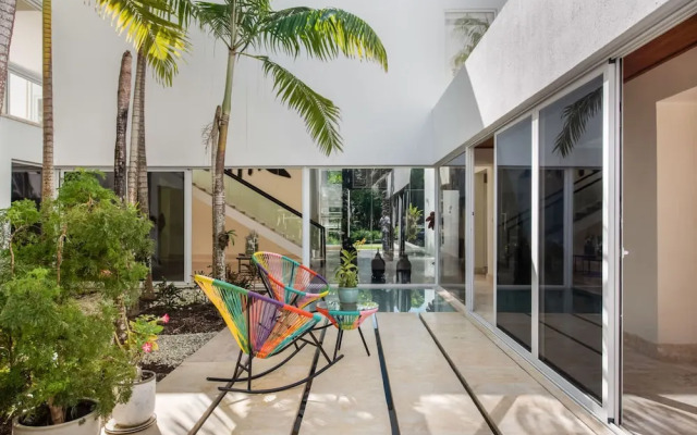 Modern Luxury 6 BR Tropical Retreat With Pool