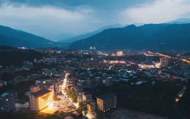 Huayu Light Luxury Hotel