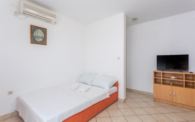 Beautiful Apartment in Rasopasno With Wifi