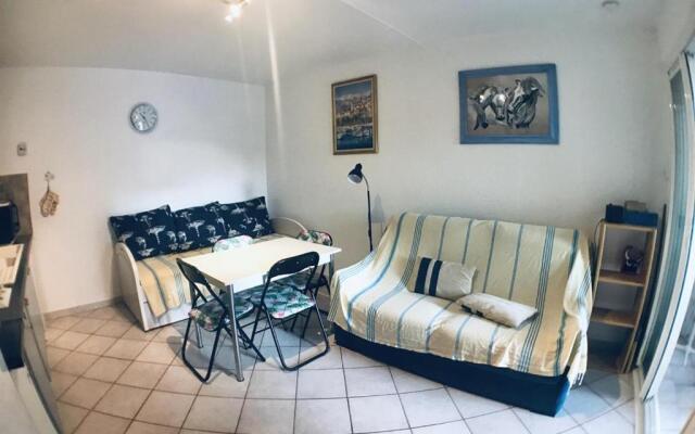 AS16106 - Studio centre ville avec parking privé