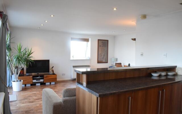 2 Bedroom Apartment With River Views Near Canary Wharf and City