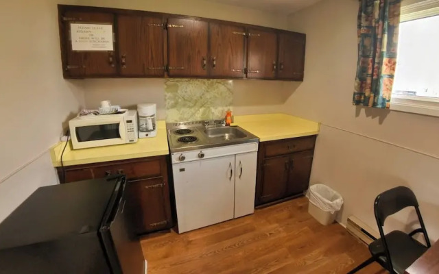 Maple Leaf Inn & Suites