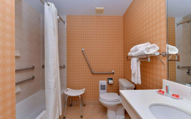 Econo Lodge Inn & Suites University
