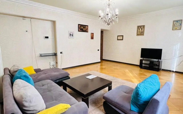 SPACIOUS Apt in Yerevan with JACUZZI Near Opera