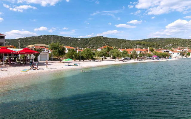 Apartments with a parking space Vinisce, Trogir - 6117