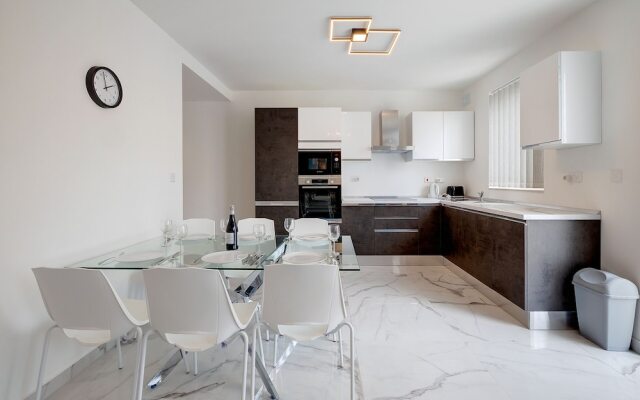 Stylish 2BR Apartment in Central St Julians