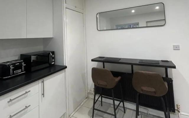 Modern Cosy Spacious 4 Bedroom House