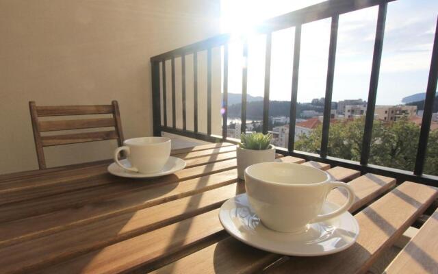 Minimalist stylish 1 BR apartment in Tre Group