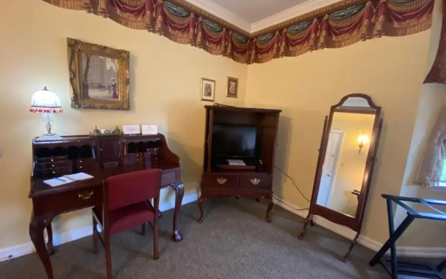 The Cypress Inn Bed & Breakfast