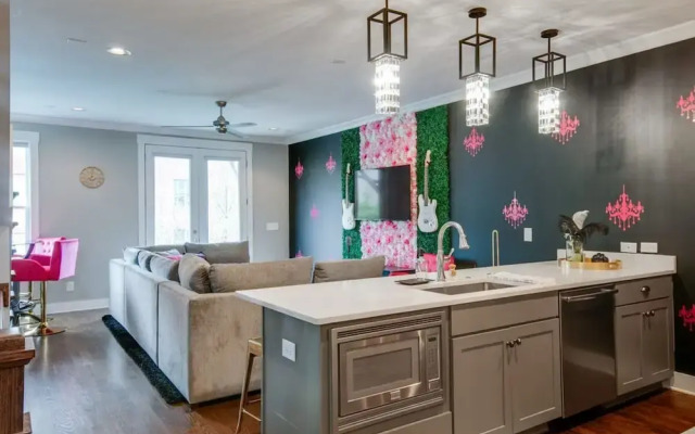 Close to the Gulch - Book Today