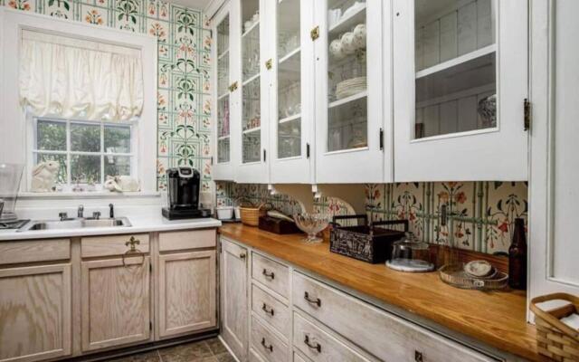 Knollwood House Bed & Breakfast