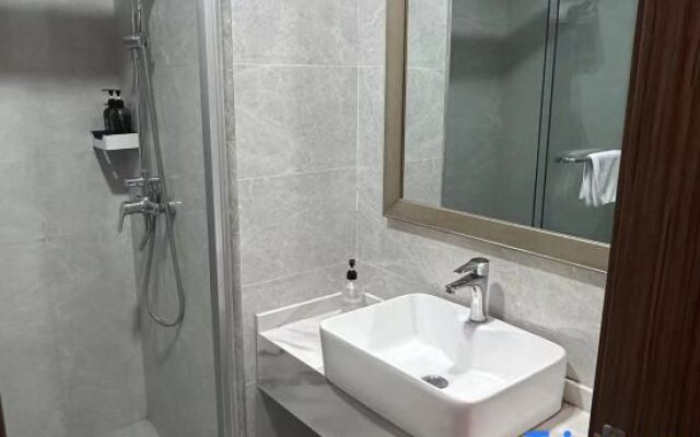 Ruo Bi Lin Hotel（Shanghai Lujiazui Century Avenue Metro Station Hotel）