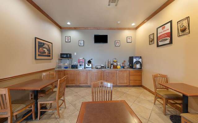 Econo Lodge Inn & Suites Bridgeport