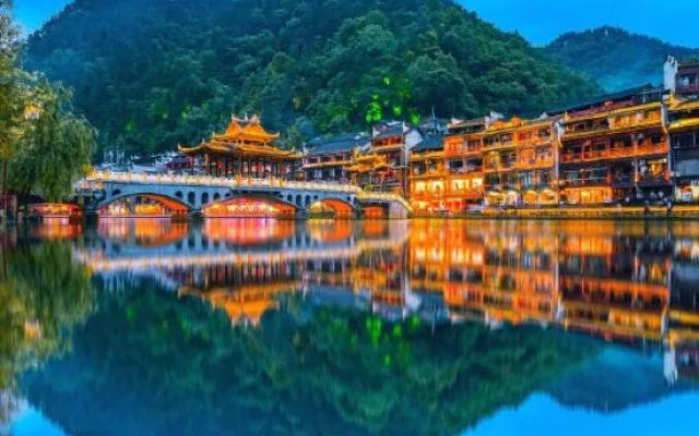 Tongren Jinyue Hotel (Fanjingshan Avenue Jiuyicheng Fangyuanhui Branch)