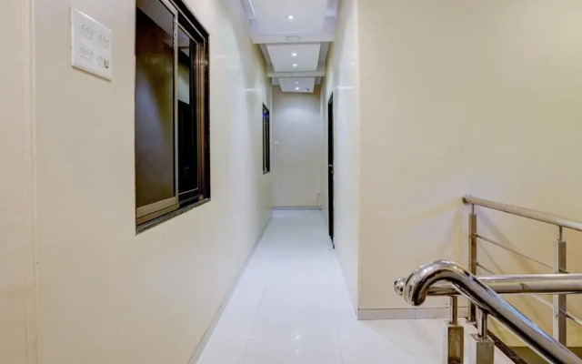 OYO 5352 Hotel Airport Metro