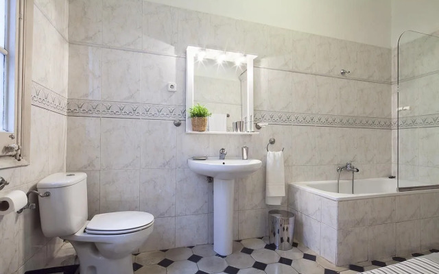 Centric Unique Bohemian 3 Bedroom Apartment - Hoa 42136