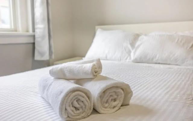 Serenity by the Falls Modern 2 Bedroom Hideaway