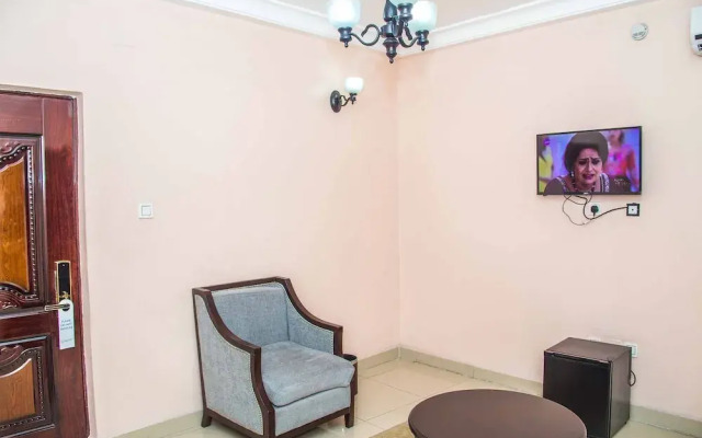 Royal Crest Hotel & Suites