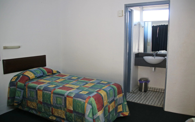 Bourbong Street Motel