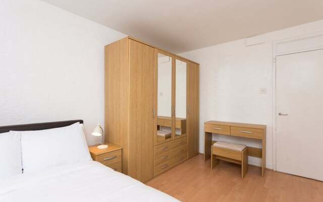 4 Bedroom Apartment in Shepherd's Bush Accommodates 10