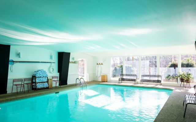 Tälta Lodge, A Bluebird by Lark