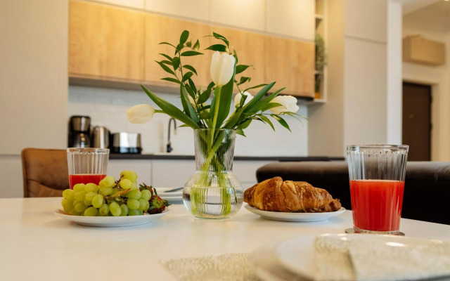 Sunny 2BR Flat - Top Location - Amazing Balcony