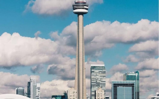 Trendy Modern 1 Bedroom Flat in the Heart of Downtown