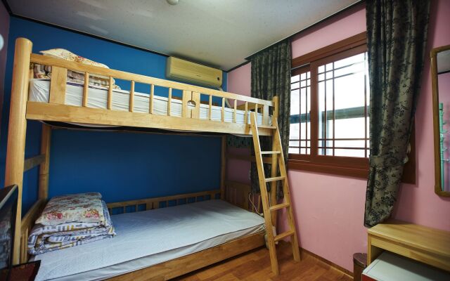 Gudeok Guest House - Hostel