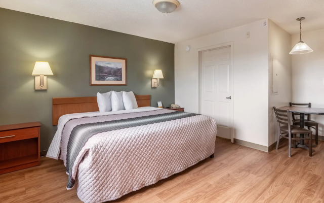 HomeTowne Studios & Suites by Red Roof Charlotte - Concord