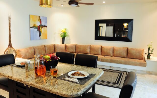 El Taj Oceanfront & Beachside Condo Hotel