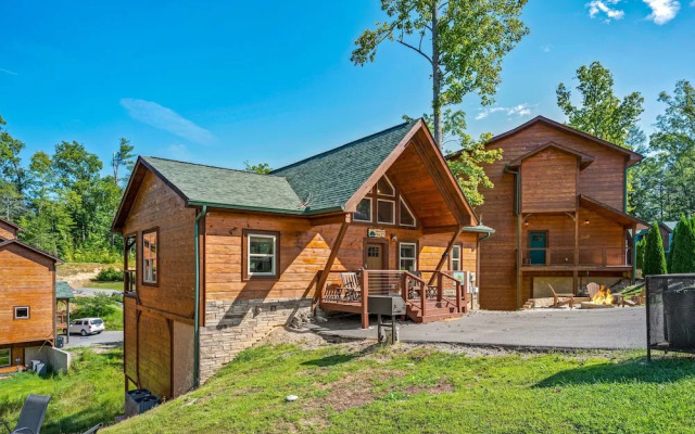Mountain Skyy 3 Bedroom Cabin by RedAwning