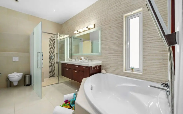 Modern Spacious 4br3ba w Pool Close to Beach