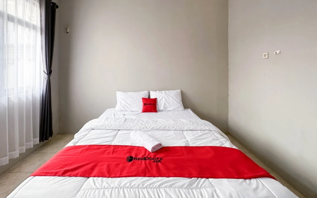 RedDoorz near Maulana Yusuf Stadium Serang – Guest Rooms – Serang