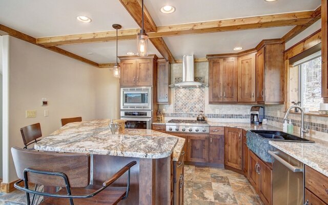 Mountain View Lodge 4 Bedroom Home by RedAwning