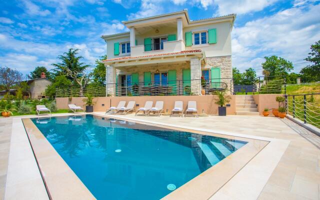 Vita 5 in Visnjan with 4 bedrooms and 4 bathrooms