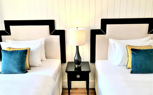 MONDRIAN Luxury Suites & Apartments Market Square IV