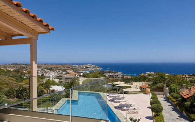 Stylish Pool Side Apartment With Stunning sea View