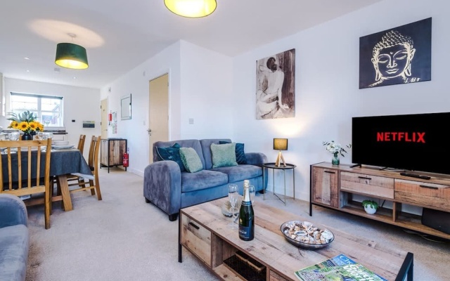 Modern House Ideal for Contractors Sleeps 8