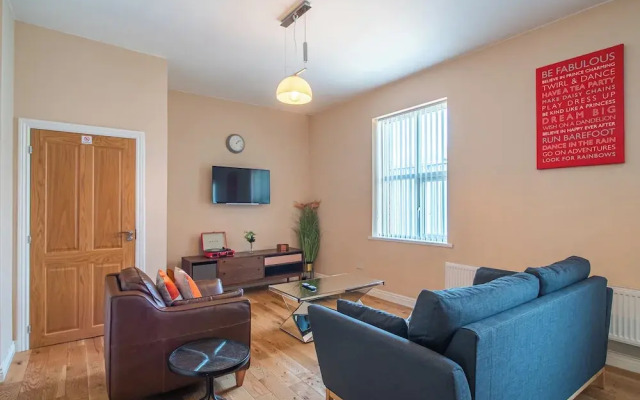 Stylish & Spacious Apartment With Private Balcony