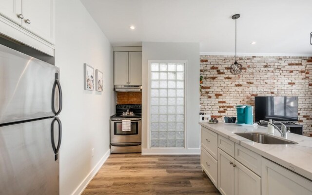 Stunning 1BR Apt - Prime Location -brand New