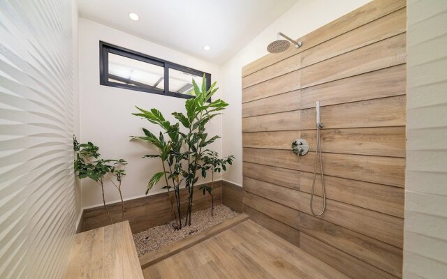 New Oasis in Gated Community With Pool Breakfast
